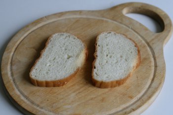 пшеничный хлеб нарезать тонкими ломтиками