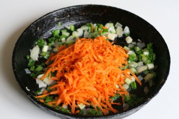 добавить зеленый лук к моркови с луком