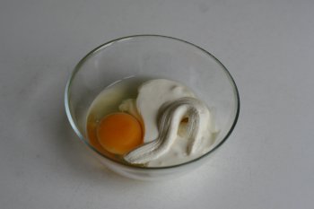 сверху обмазать яйцом, смешанным со сметаной