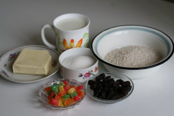 для пудинга понадобятся рис, молоко, сахар, сливочное масло, цукаты, изюм