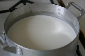 в кипящее молоко опустить промытый рис, сахар, чуть-чуть соли, можно разбавить водой