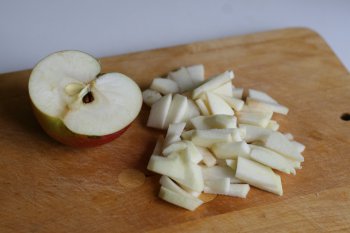 яблоки очистить от кожуры и нарезать мелкими дольками