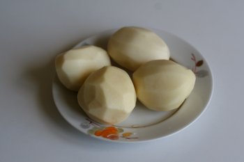 картофель очистить и сварить в подсоленной воде