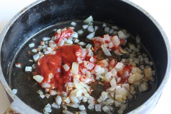 добавить муку и томат-пюре к луку, немного потушить
