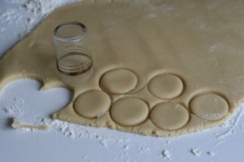 раскатать тесто в пласт толщиной 5 мм и выемкой с диаметром в 4 см вырезать лепешки
