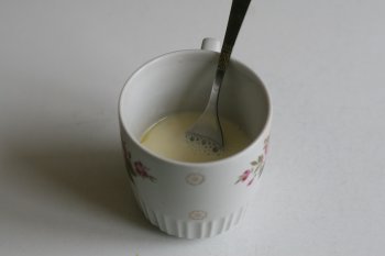 добавить смесь яйца с молоком