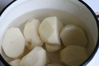 отварить картофель в подсоленной воде
