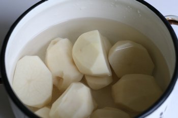 сварить картофель в подсоленной воде