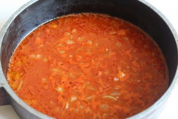 смешать лук и томатную пасту с мукой, добавить воду, нагреть соус, постепенно, чтобы не образовались комочки, посолить и поперчить