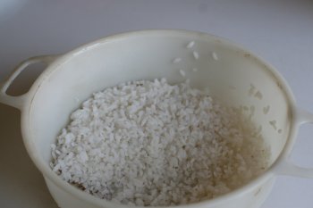отварить рис до полуготовности