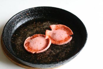 обжарить колбасу до румяного цвета