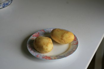 картофель очистить и нарезать брусочками