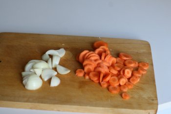 измельчить лук и морковь