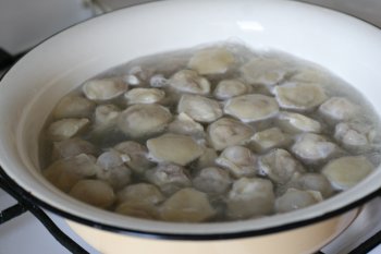 пельмени варить в подсоленной воде (на 1 кг пельменей 4 л воды, 40 г соли) при слабом кипении 8—10 минут