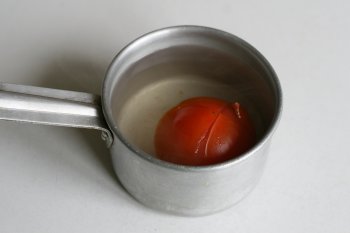 для удаления кожицы с помидора опустить помидор в горячую воду на минуту