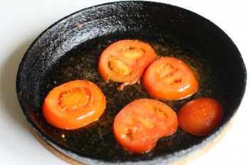 обжарить помидор на жире, посолить и поперчить