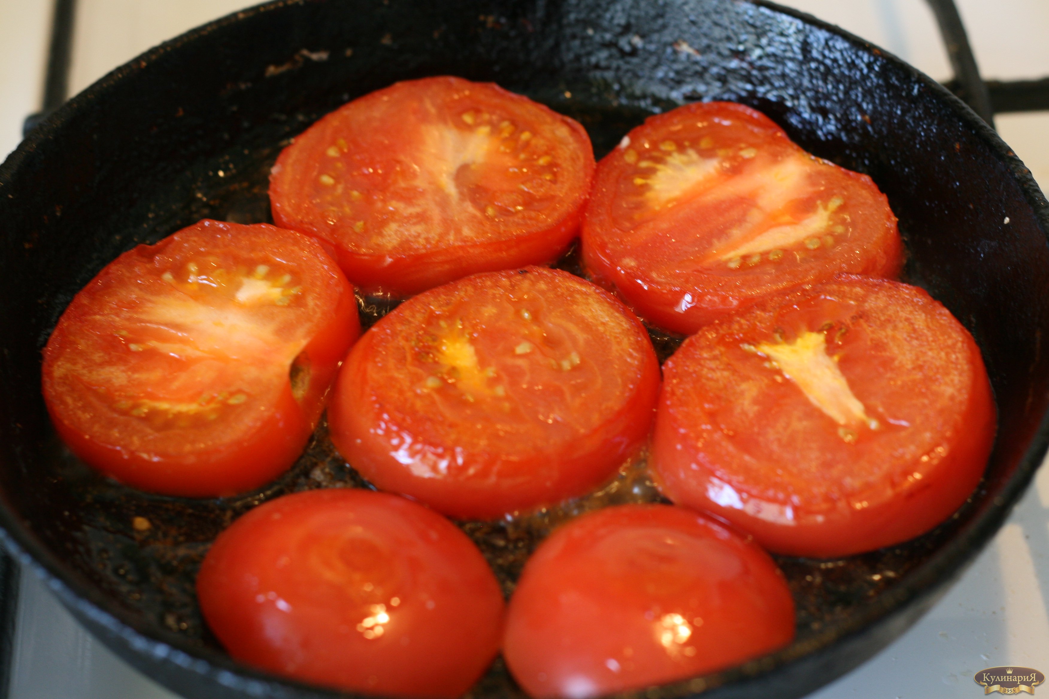 Рецепт жареных помидор с чесноком. Жареные помидоры. Помидоры на сковороде. Жареные помидоры на зиму. Обжаренные помидоры дольками.