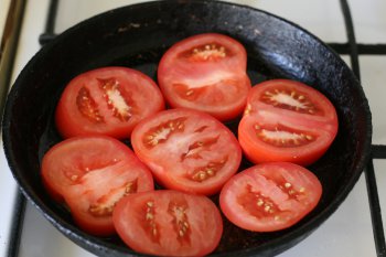 положить помидоры на разогретую сковороду, смазанную маслом