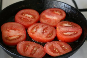 помидоры посолить, поперчить