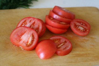 нарезать помидоры кружочками