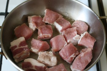 мясо положить в растопленный свиной жир