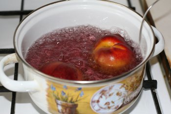 отварить персики с кипящей воде 2-3 минуты для удаления кожицы