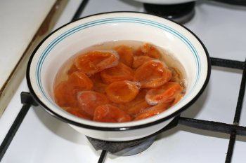 положить курагу в воду и поставить вариться на 2-3 часа, затем из сваренной кураги будем делать абрикосовый соус