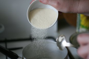 сварить манную кашу: в кипящее молоко тонкой струйкой ввести манку