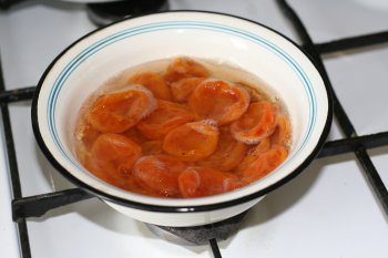 поставить варить курагу для приготовления абрикосового соуса