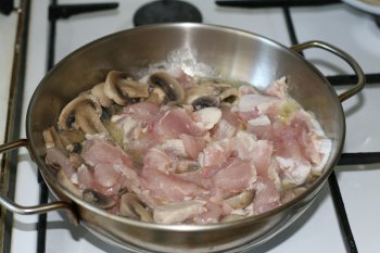 в разогретое масло положить куриное мясо и нарезанные грибы