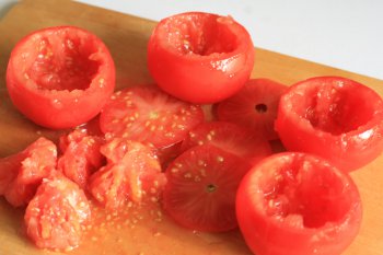 чайной ложкой аккуратно удалить мякоть у помидор
