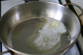 на сковороде растопить сливочное масло