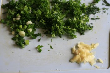 нарезать зелень: зеленый лук, петрушку, укроп, чеснок растереть с солью