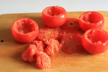 удалить мякоть из томатов