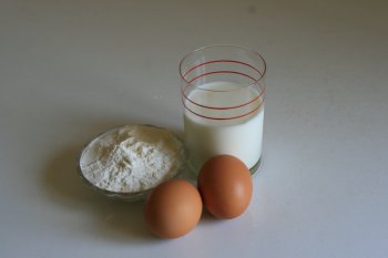 подготовить продукты для кляра: молоко, яйца, муку