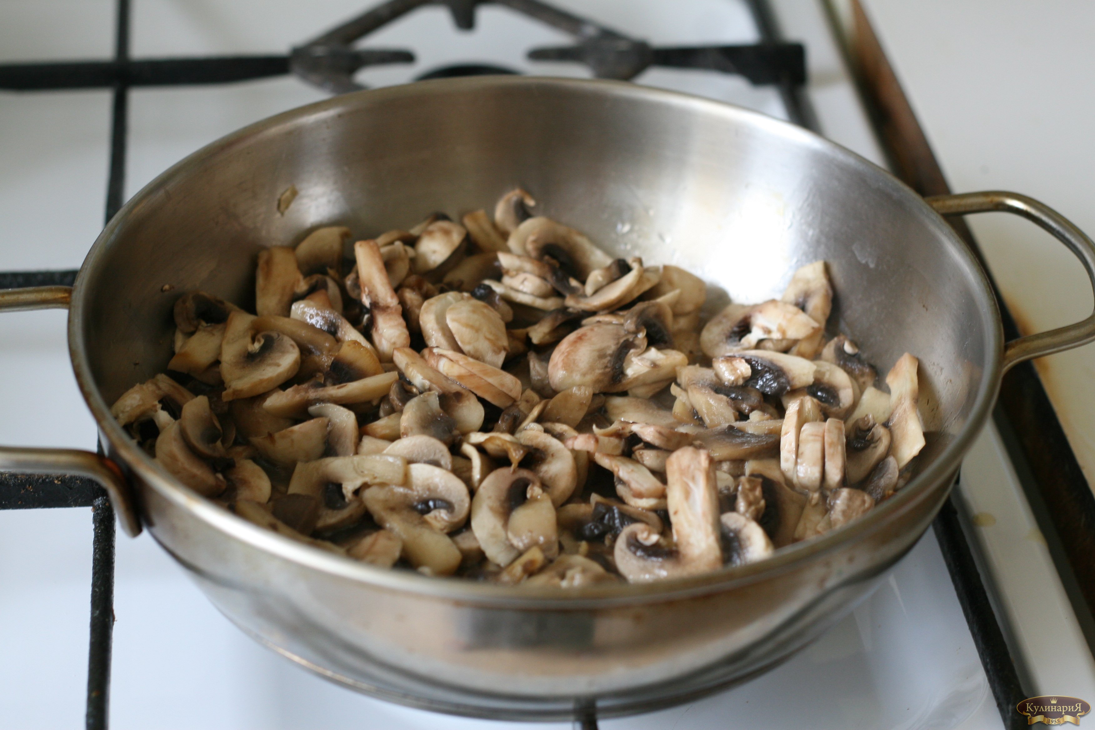 Как готовить грибы свежие на сковороде. Шампиньоны припускание. Обжарить лук с грибами. Грибы на сковородке. Жареные грибы.