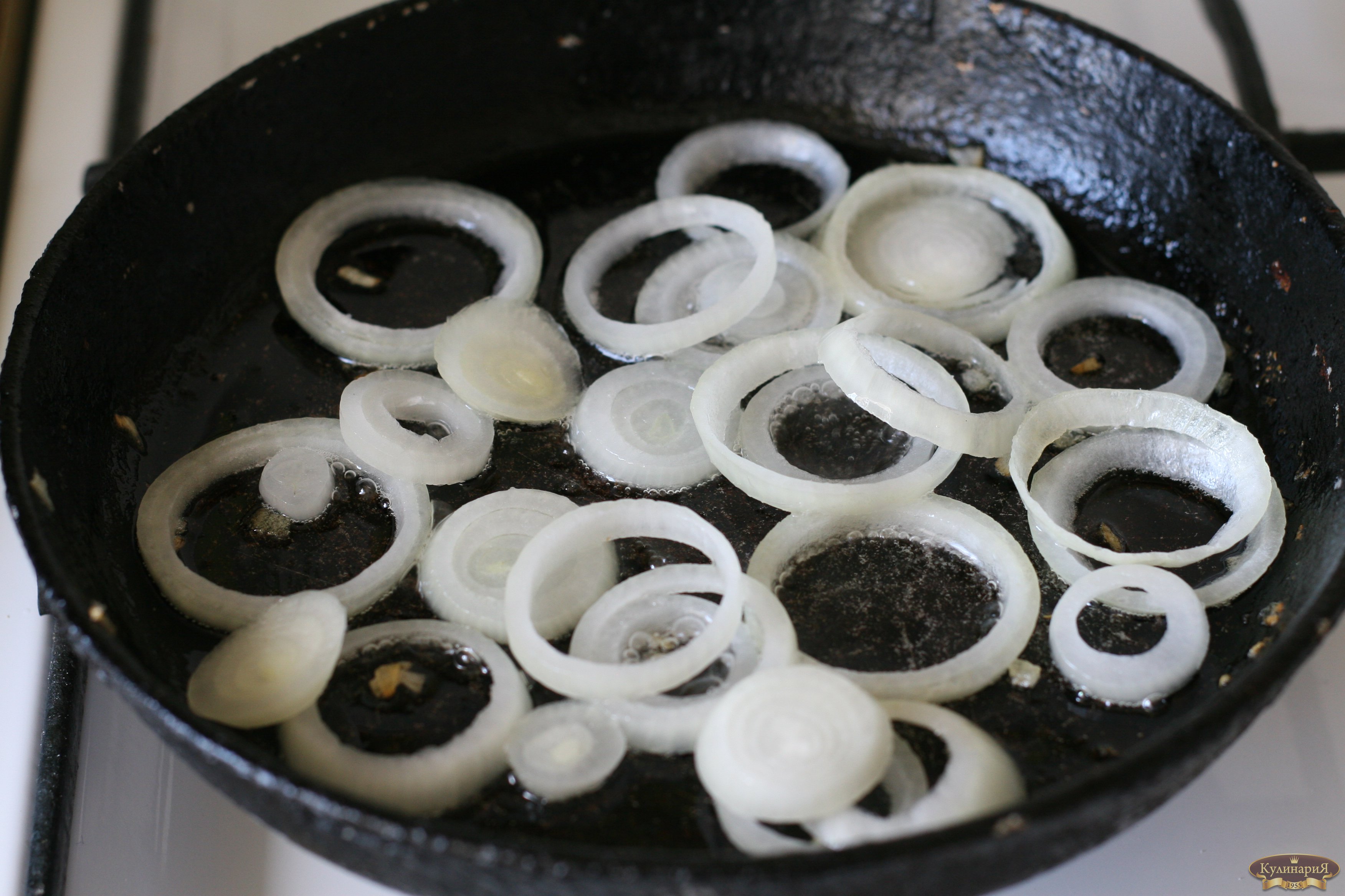 Приготовить луковые кольца в домашних условиях на сковороде
