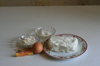 подготовить продукты: творог, яйцо, муку, сахар, ванильный сахар, соль