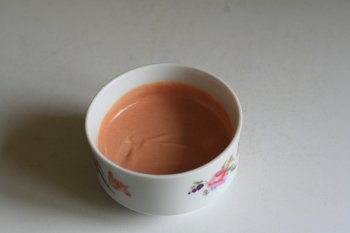 подготовить соус: в сметанный соус добавить томатную пасту