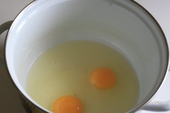 яйца смешать с сахаром и солью