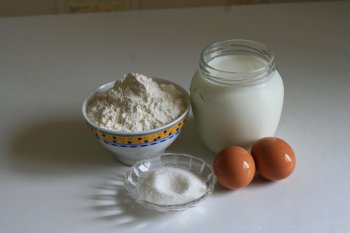 подготовить продукты: молоко, сахар, соль, просеянную муку