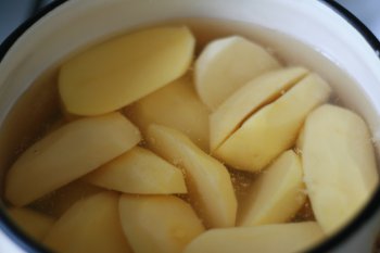 очищенный картофель отварить в воде или на пару