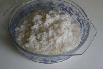 отварить рис до полуготовности, соединить мясной фарш с рисом