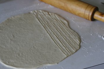 для решетки раскатать тесто и нарезать полоски шириной около 1 см