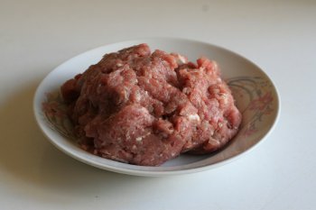 сделать мясной фарш: прокрутить мясо через мясорубку, добавить репчатый лук, яйцо, соль, перец, немного воды