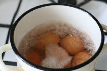 положить яйца в кипящую воду, воду подсолить, если яйцо окажется с трещиной, жидкость не вытечет