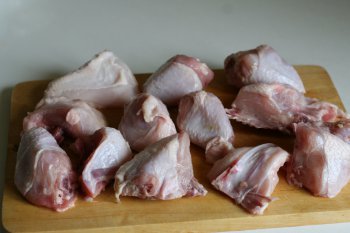 курицу нарубить на куски весом по 40-50 г