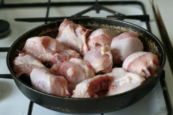 обжарить курицу на сковороде с маслом