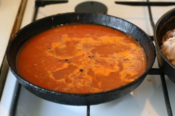приготовить томатный соус из мясного бульона с добавлением уксуса, перца горошка, томат-пасты и лаврового листа