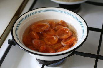 приготовить абрикосовое пюре: тщательно промыть курагу и поставить варить в воде на медленном огне